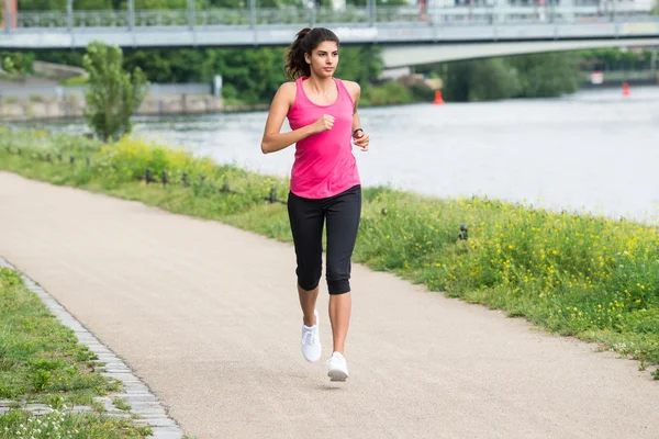 Atletisk ung kvinna jogging — Stockfoto