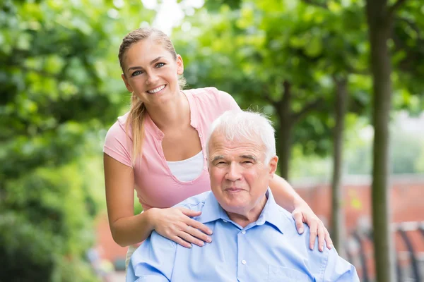 Sorridente donna con suo padre — Foto Stock