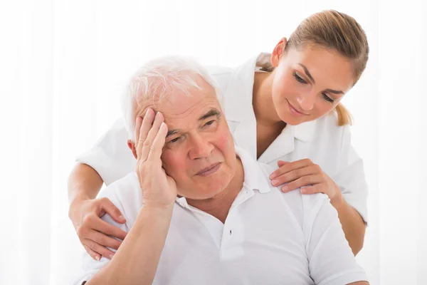 Dokter troostende mannelijke patiënt — Stockfoto