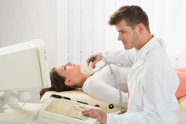 Mulher jovem fazendo exame de ultrassonografia no pescoço — Fotografia de Stock