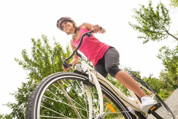 Joyeuse cycliste femme vélo d'équitation — Photo