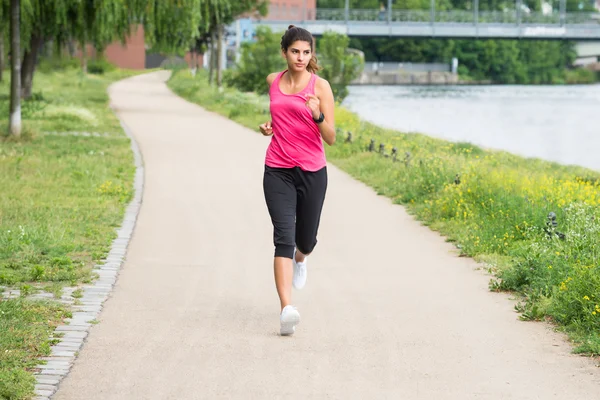 Atletisk ung kvinna jogging — Stockfoto