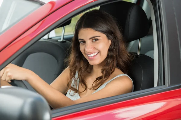 幸せな女性の運転車 — ストック写真