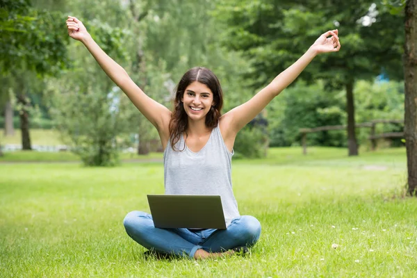 Glad ung kvinna med laptop — Stockfoto