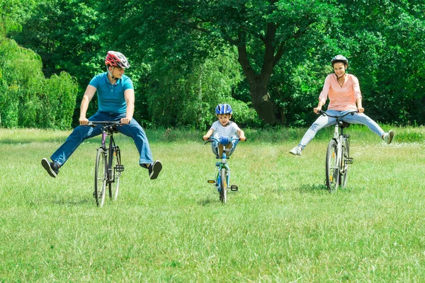 Familjen njuta av åkturen på cykel på Park — Stockfoto