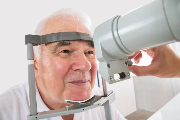 Man Checking Eyesight In Clinic — Stock Photo, Image