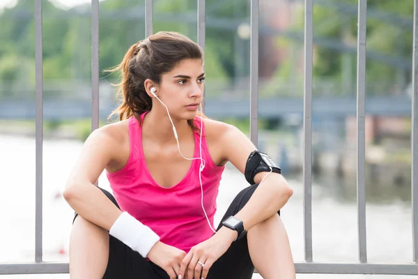 Gedachte Fitness-Frau hört Musik — Stockfoto