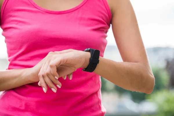 Sportieve jonge vrouw met haar Smart Watch — Stockfoto