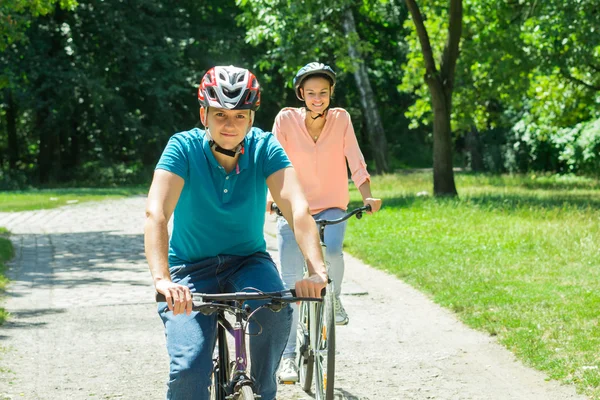 Casal desfrutando do passeio de bicicleta — Fotografia de Stock