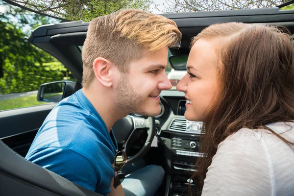 Paar zitten In een auto die kijken naar elkaar — Stockfoto
