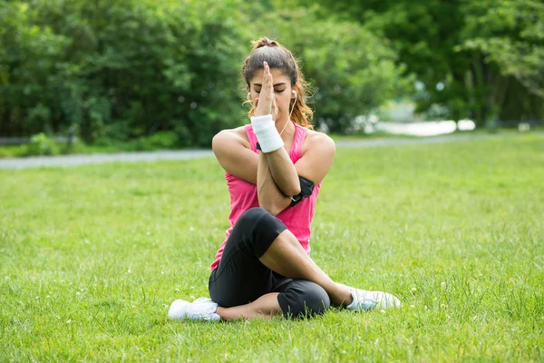 Frau praktiziert Yoga — Stockfoto