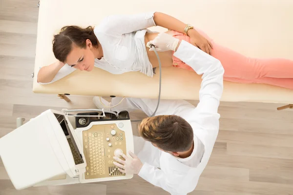 Male Doctor Performing The Sonogram — Stock Photo, Image