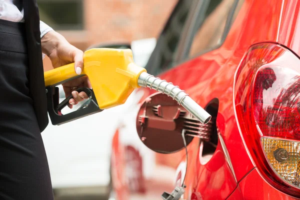 Empresaria mano reabastecimiento de combustible tanque de coche — Foto de Stock