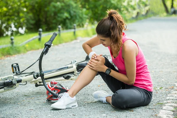 Jovem mulher caiu de bicicleta — Fotografia de Stock