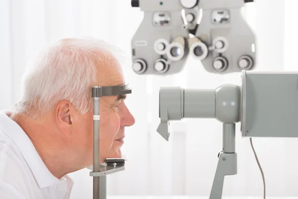 Man controleren gezichtsvermogen In kliniek — Stockfoto