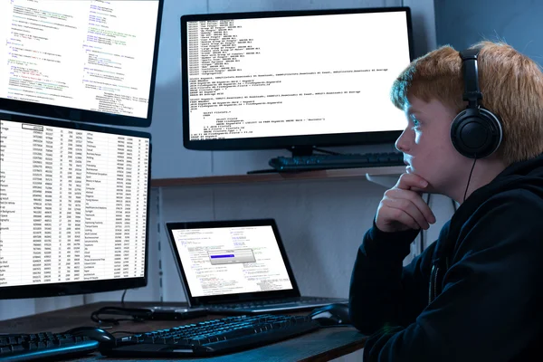 Fiú keresi a számítógép képernyőjén — Stock Fotó