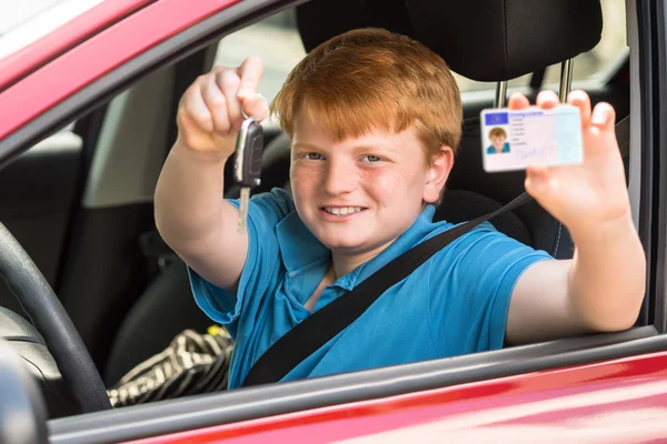 Felice bambino seduto dentro auto — Foto Stock