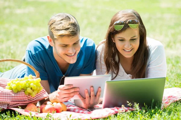 Casal feliz usando tablet digital — Fotografia de Stock