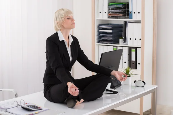 Empresária fazendo Yoga no escritório — Fotografia de Stock