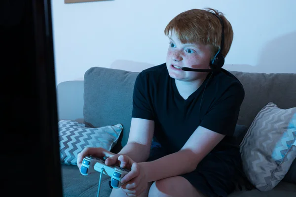 Arga pojke spela videospel — Stockfoto