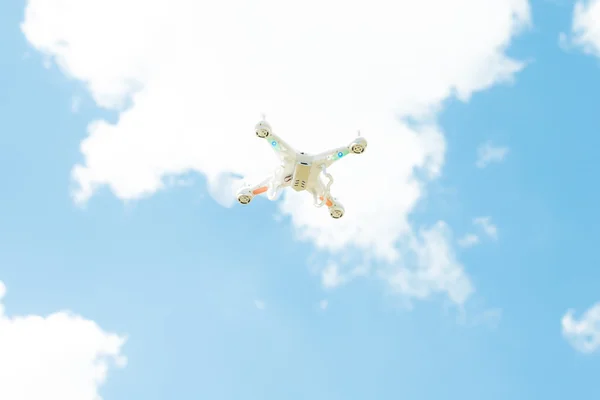 Drone branco no céu — Fotografia de Stock