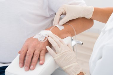 IV damla hastanın elinde eklenen
