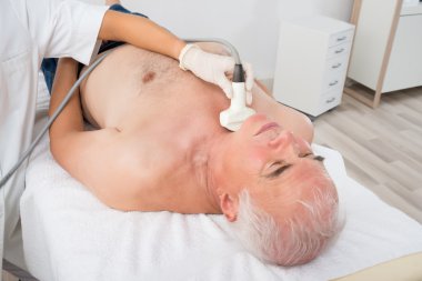 Adam doktor tarafından boyun ultrason Başlarken