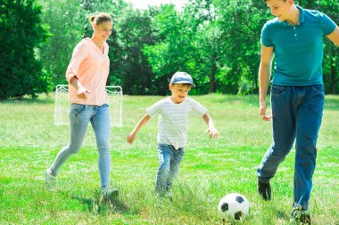 Futbol topuyla oynayan aile