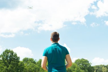 Bir dron ile oynayan adam