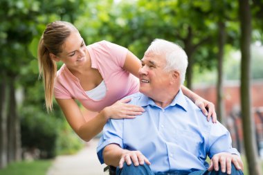 Babasıyla birlikte gülümseyen kadın