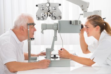 Bir Optometrist vizyon erkek hasta için test yapıyor