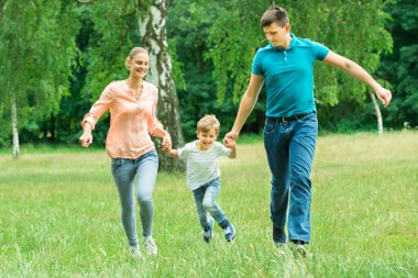 parkta çalışan aile