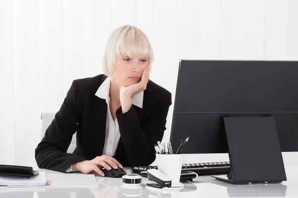 Joven empresaria cansada trabajando en la computadora — Foto de Stock