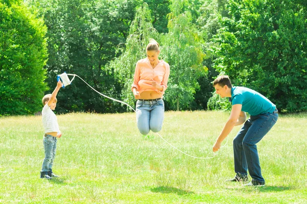 Η οικογένεια διασκεδάζει στο πάρκο — Φωτογραφία Αρχείου