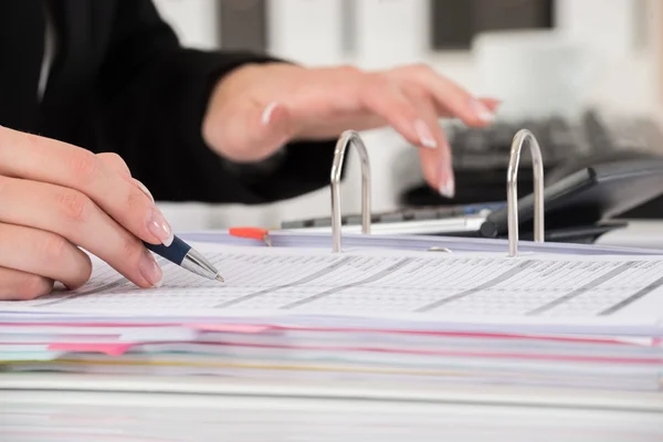 Businesswoman Hand Calculating Business Report — Stock Photo, Image