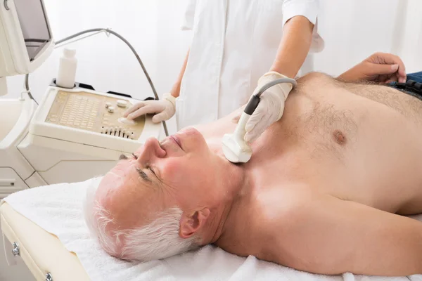 Mann bekommt Ultraschalluntersuchung am Hals vom Arzt — Stockfoto