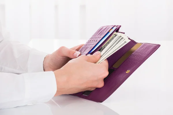 紙幣と財布を持っている女性の手 — ストック写真