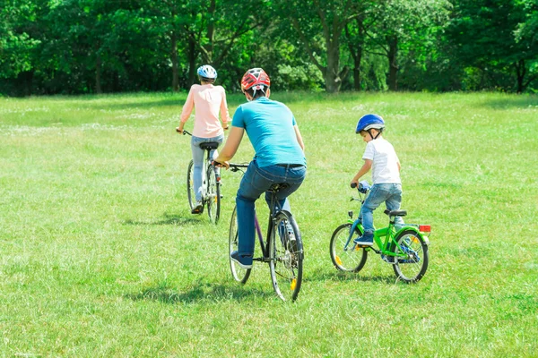 Família montando a bicicleta no parque — Fotografia de Stock