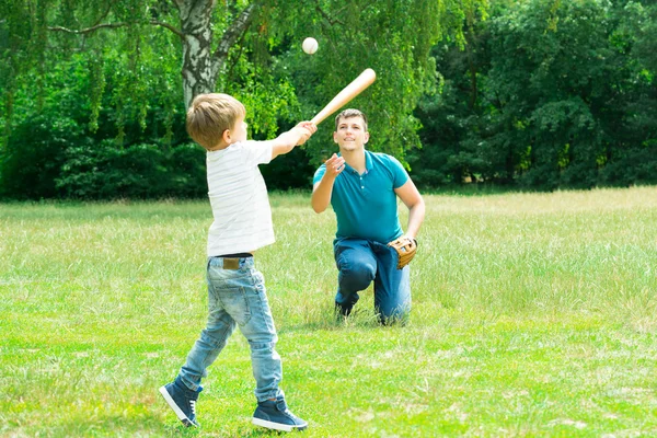 Pojke spela baseboll med sin far — Stockfoto