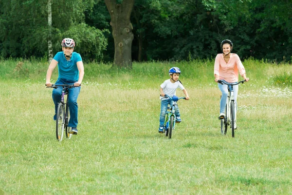 Niño con su padre montar en bicicleta —  Fotos de Stock