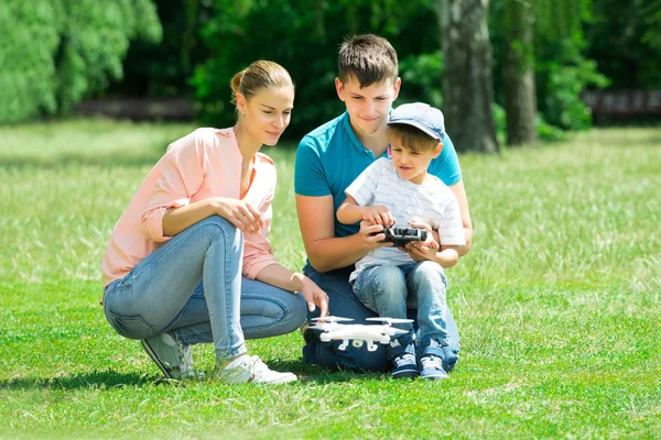 Familjen flygande drönare i parken — Stockfoto