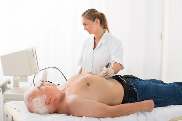 Médico usando ultra-som varredura no abdômen do paciente masculino — Fotografia de Stock