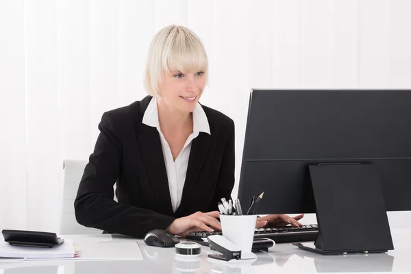 Femme d'affaires travaillant sur ordinateur — Photo