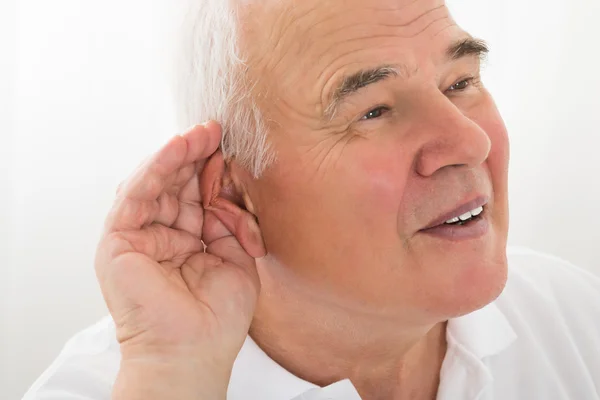Starší muž snaží slyšet — Stock fotografie