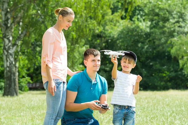 Οικογένεια που φέρουν Drone στο πάρκο — Φωτογραφία Αρχείου