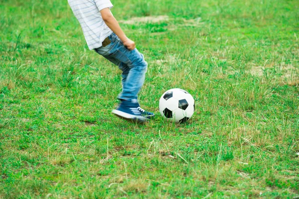 Junge spielt mit Fußball — Stockfoto