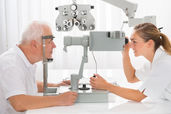 Οπτομέτρη Doing όραμα δοκιμή για αρσενικό ασθενή — Φωτογραφία Αρχείου