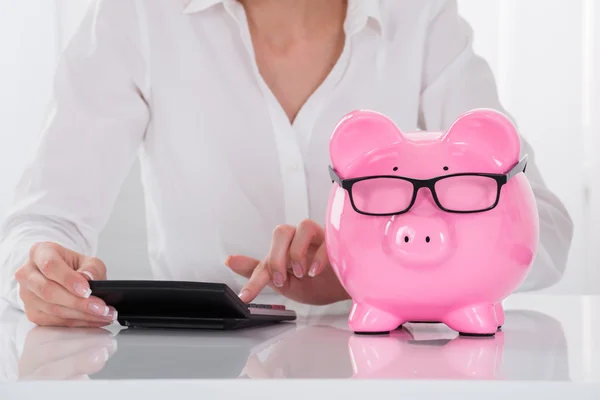 Businesswoman Using Calculator — Stock Photo, Image