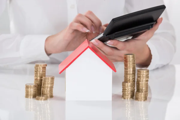 Close-up van de Hand van de vrouw met behulp van de Calculator — Stockfoto