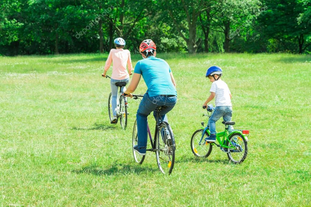 公園で自転車に乗って家族 ストック写真 C Andreypopov 公園で自転車に乗って家族 ストック写真 C Andreypopov